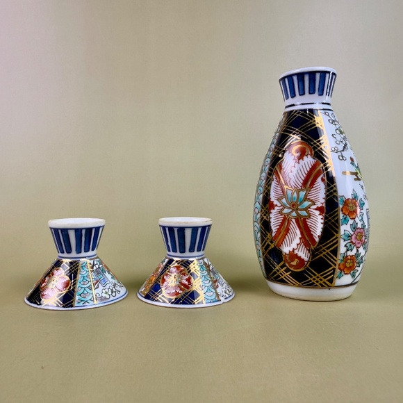 Vintage OMC Imari-Style Japanese Sake Set | Carafe & 2 Cups | Hand-Painted - Picture 5 of 11